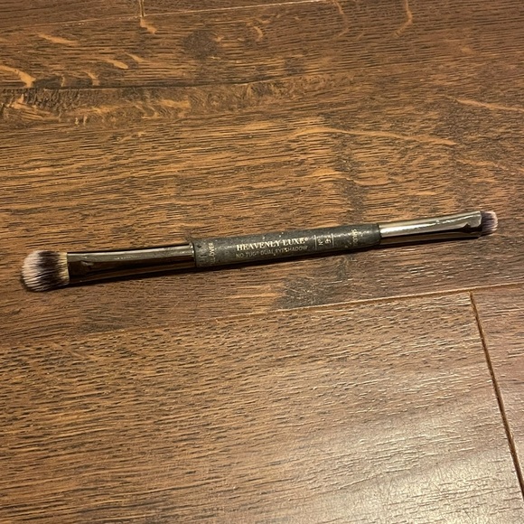 It Cosmetics Heavenly Luxe No Tug Dual Eyeshadow Brush #5 - Picture 2 of 6